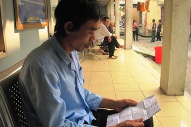 3 đứa trẻ mờ mịt tương lai khi mẹ mất, cha nguy kịch vì bệnh ung thư