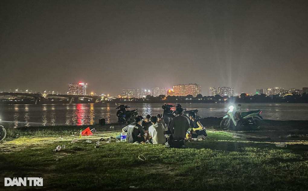 Hà Nội: Người dân đổ ra trung tâm thương mại, bãi sông Hồng tránh nóng - 5 Hà Nội: Người dân đổ ra trung tâm thương mại, bãi sông Hồng tránh nóng - 5