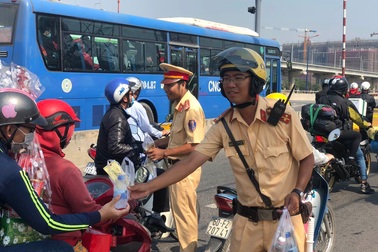 CSGT “chốt chặn” cửa ngõ Sài Gòn phát nước suối cho người dân về quê