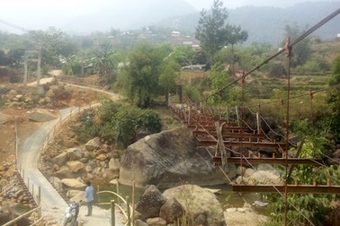 Rải tre, gỗ tạm thông đường vào Chu Va