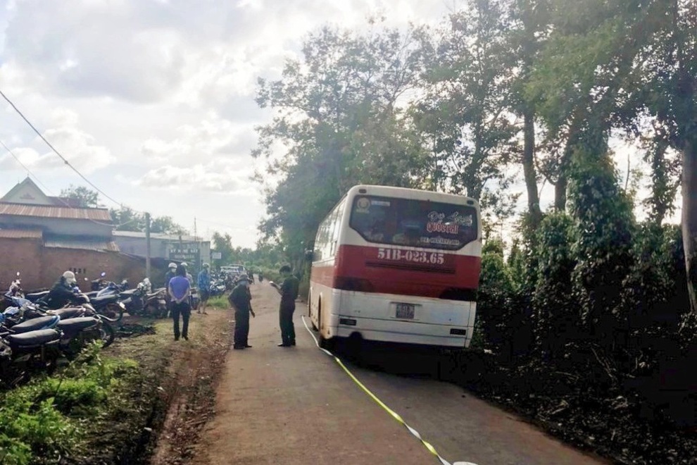 Vụ nam sinh tử vong do văng khỏi xe đưa đón: Xe tự phát không có hợp đồng - 1 Vụ nam sinh tử vong do văng khỏi xe đưa đón: Xe tự phát không có hợp đồng - 1