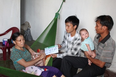 Hơn 13 triệu đồng tiếp tục đến với gia đình chị Trần Thị Huyền