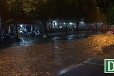 Đường Nguyễn Hữu Cảnh lại ngập lênh láng sau mưa lớn