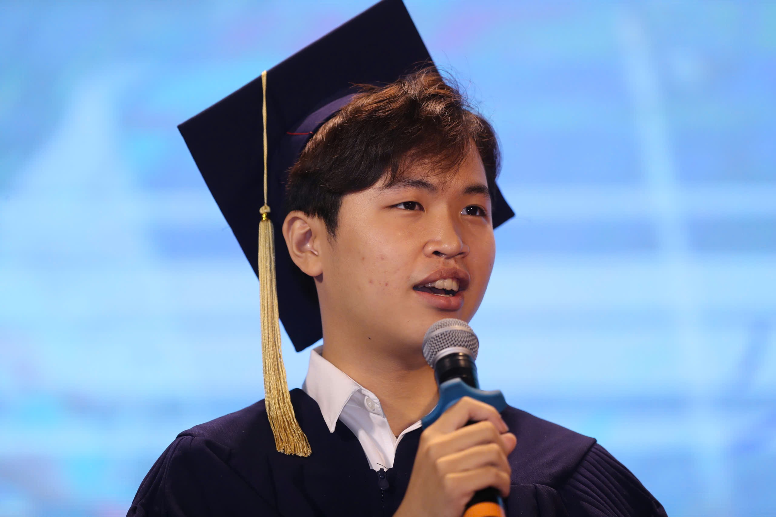 बहुत ही दर्दनाक नाम वाला छात्र विश्वविद्यालय का वेलेडिक्टोरियन बन गया - 3 Cậu học trò mang cái tên quá đau thương trở thành thủ khoa đại học - 3