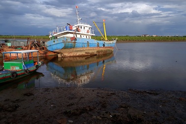 Cảng cá vừa nạo vét đã bị bồi lấp trở lại, ngư dân khóc ròng