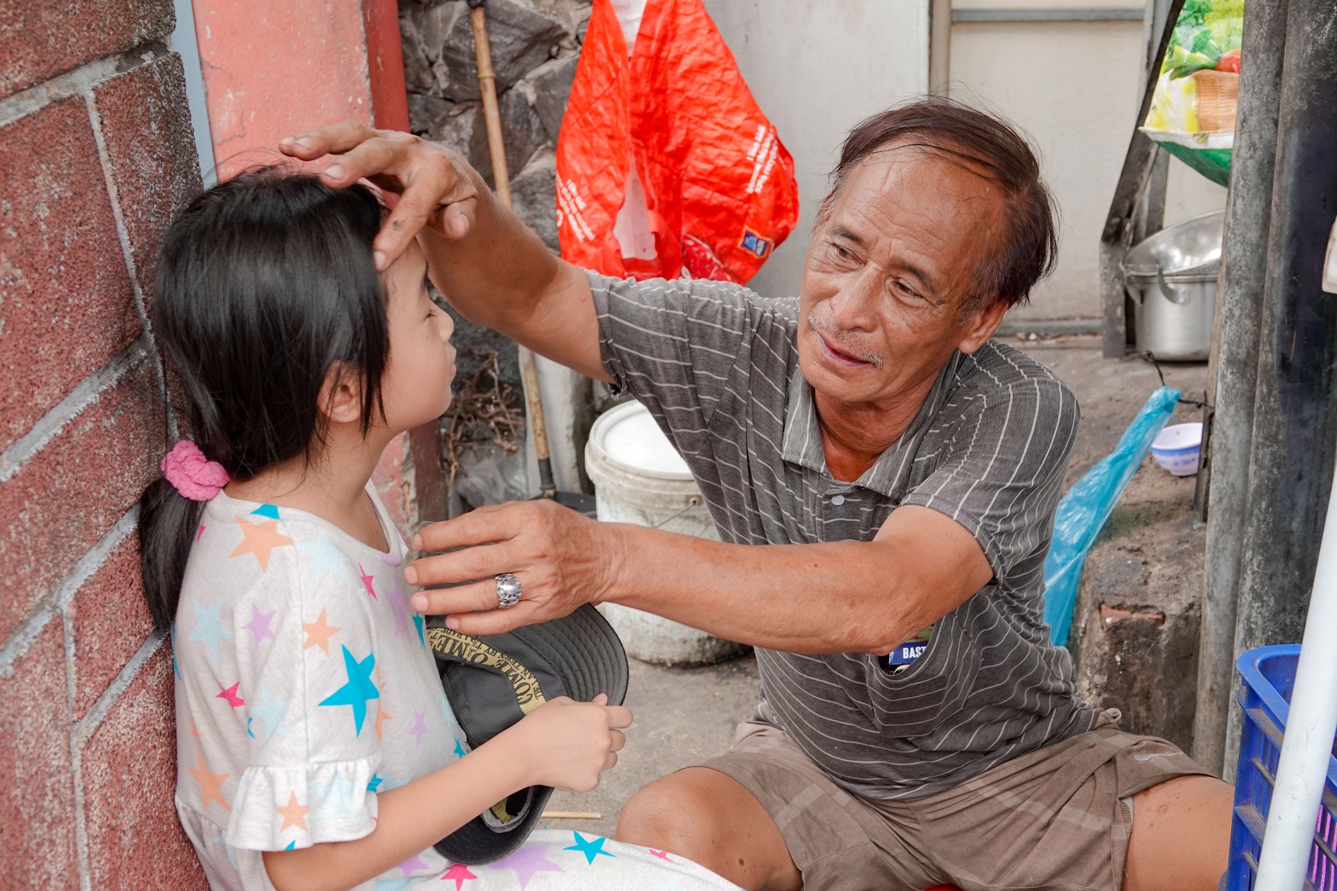 Vợ chồng già bán bánh xèo nuôi cháu nội... không máu mủ - 1 Vợ chồng già bán bánh xèo nuôi cháu nội... không máu mủ - 1