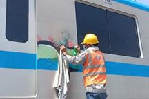 Toa tàu metro số 1 được làm sạch sau sự cố vẽ bậy lần thứ hai