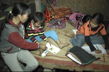 Người mẹ bệnh tật một nách nuôi 3 con nhỏ trong căn nhà dột nát