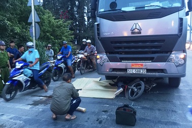 Xe đầu kéo cán chết người gần vòng xoay “tử thần”