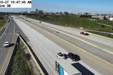 Thót tim máy bay hạ cánh khẩn cấp xuống cao tốc 10 làn