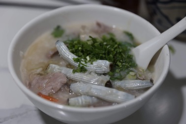 Độc chiêu giúp ông chủ tiệm cháo "núp hẻm" ở TPHCM đắt khách suốt 40 năm