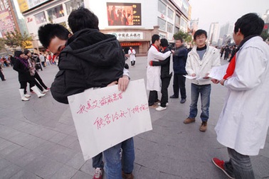 “Ôm miễn phí” nhân Ngày thế giới phòng chống AIDS