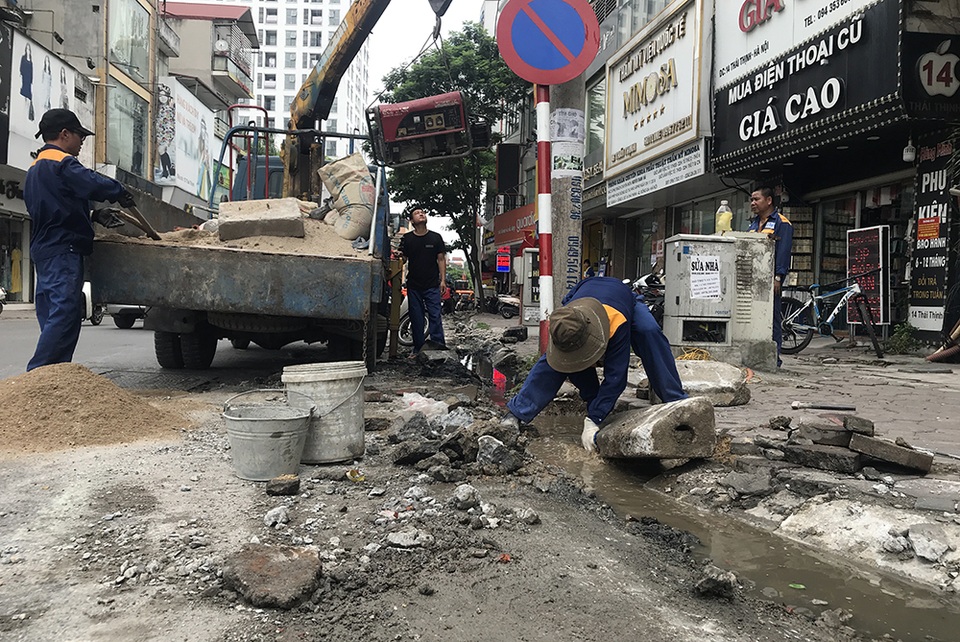 Phá dỡ hàng loạt bục bệ bít cống gây úng ngập trên phố Hà Nội - 11 Phá dỡ hàng loạt bục bệ bít cống gây úng ngập trên phố Hà Nội - 11