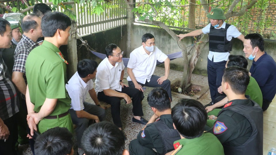 tung.jpg Ngay sau khi sự việc diễn ra, Đại tá Phạm Thế Tùng - Giám đốc Công an tỉnh, cùng 2 Phó Giám đốc, Thủ trưởng Cơ quan CSĐT Công an Nghệ An chỉ đạo tại hiện trường. (Ảnh: Bình Minh)