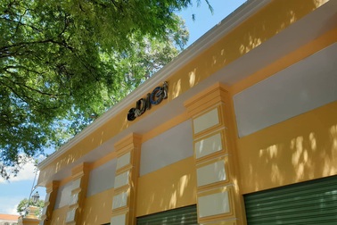 "Vua hàng hiệu" Johnathan Hạnh Nguyễn chuẩn bị bán iPhone tại Việt Nam