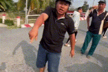 Xôn xao clip người đàn ông bị chặn đường về nhà vì không gửi xe ở chợ