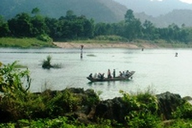 Sẽ lặn tìm gỗ sưa dưới đáy sông Son 