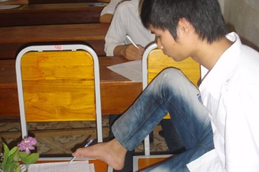 Viết bài thi tốt nghiệp THPT bằng... chân 