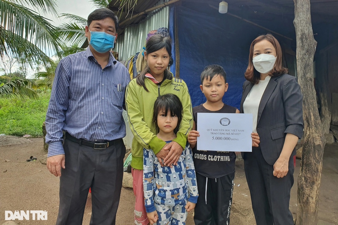 Hơn 88 triệu đồng đến với 4 mẹ con sống nhờ lay lắt chuồng bò cũ nát - 4 Hơn 88 triệu đồng đến với 4 mẹ con sống nhờ lay lắt chuồng bò cũ nát - 4