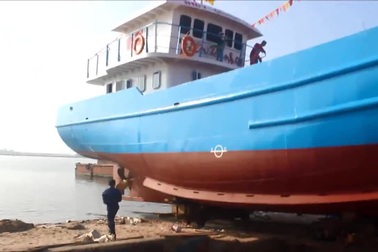 Hạ thủy tàu vỏ thép đầu tiên đóng tại Quảng Trị