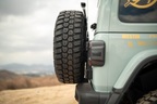 Vì sao nhiều mẫu SUV vẫn giữ thiết kế bánh dự phòng treo phía sau xe?