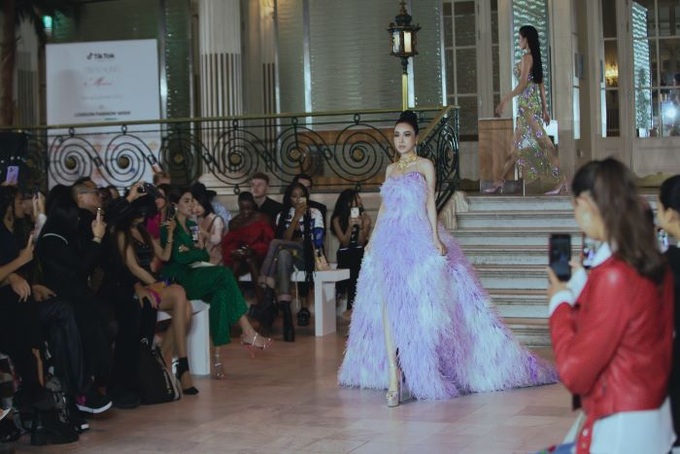 Hoa hậu Hoàng Dung nhận được sự cổ vũ của khán giả khi sải bước trong show diễn