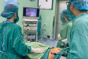 Thiếu nữ 18 tuổi có khối u buồng trứng như quả bóng đá