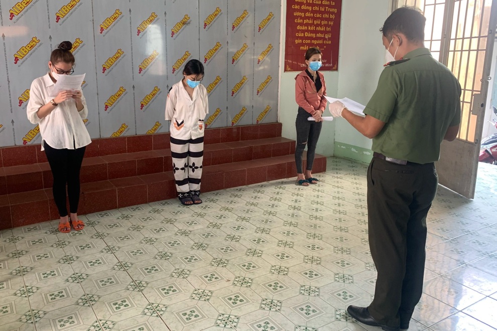 3 cô gái trẻ vượt biên sang Campuchia giữa mùa dịch để tìm việc - 1 3 cô gái trẻ vượt biên sang Campuchia giữa mùa dịch để tìm việc - 1