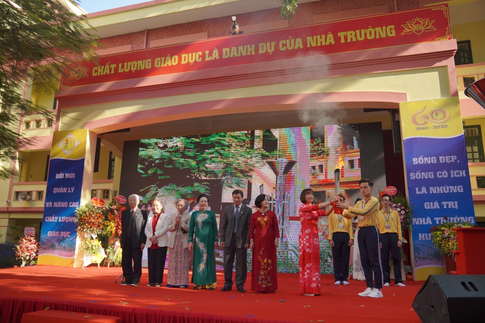 Trường THPT đầu tiên mang tên quận Đống Đa kỷ niệm 60 năm thành lập - 1 Trường THPT đầu tiên mang tên quận Đống Đa kỷ niệm 60 năm thành lập - 1