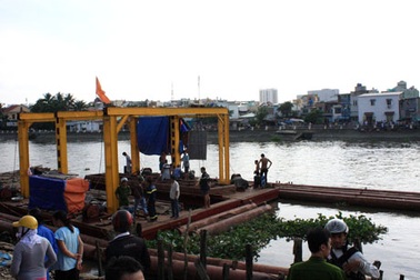 Nô đùa dưới dạ cầu, một bé gái té sông chết đuối