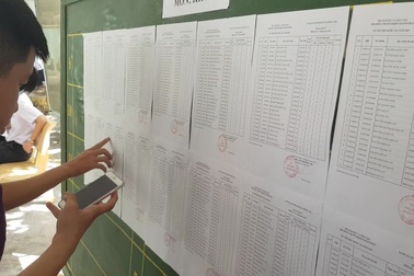 Thí sinh Nha Trang làm thủ tục dự thi THPT quốc gia