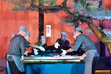 Mãn nhãn khi xem mổ cá ngừ vây xanh đại dương đến từ Nhật Bản trên 100kg