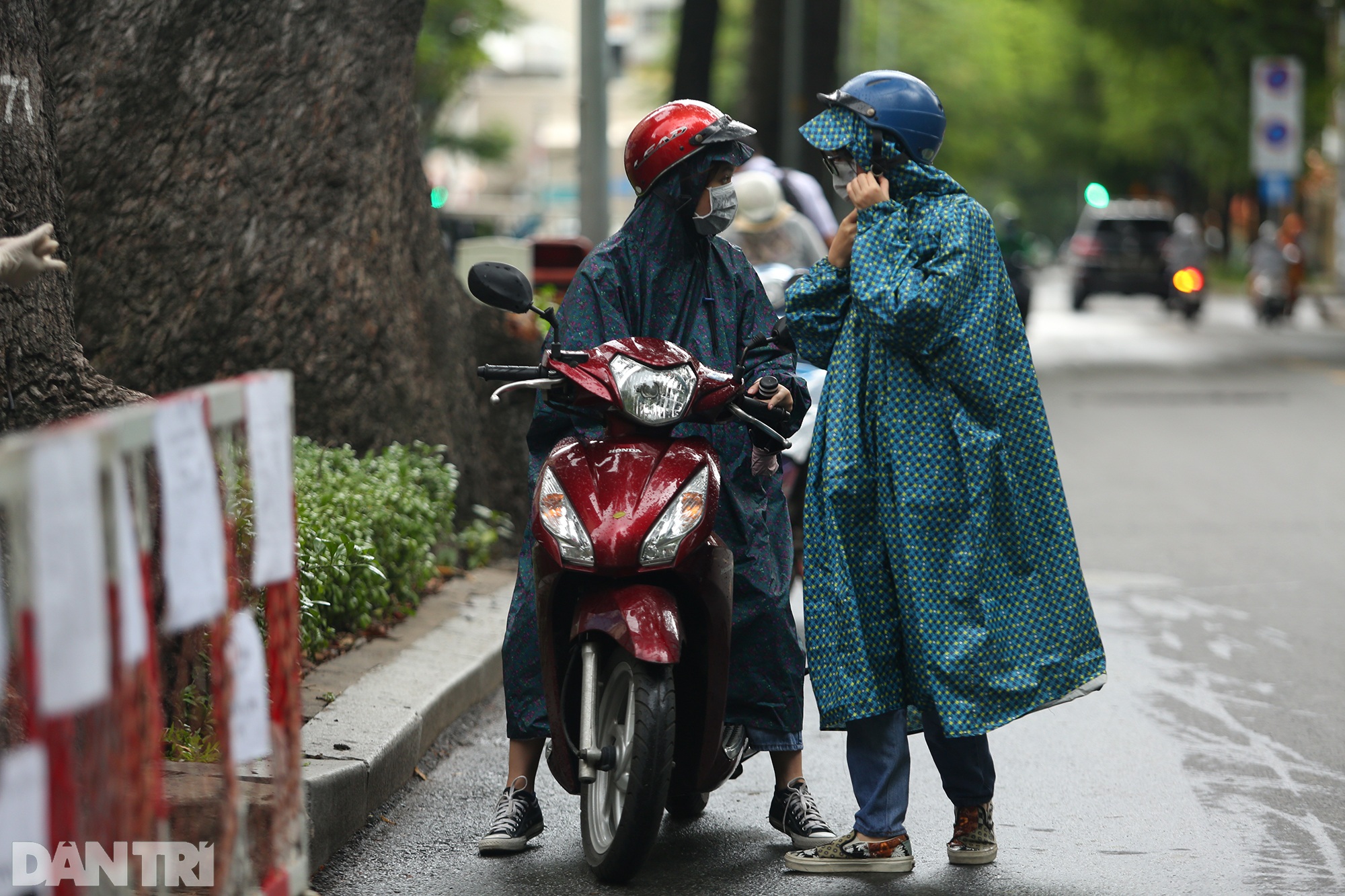 Thí sinh thi tốt nghiệp ở TPHCM được phát kính chống giọt bắn phòng Covid - 1 Thí sinh thi tốt nghiệp ở TPHCM được phát kính chống giọt bắn phòng Covid - 1