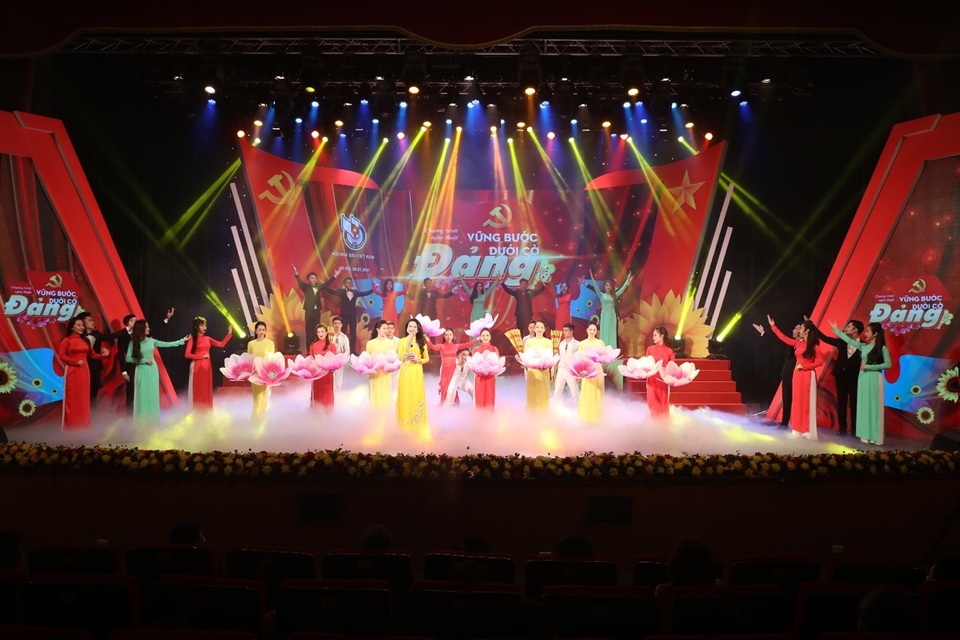 Sắc xuân vui tươi trong chương trình nghệ thuật Vững bước dưới cờ Đảng - 3 Sắc xuân vui tươi trong chương trình nghệ thuật Vững bước dưới cờ Đảng - 3