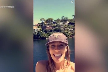 Người mẫu tóc vàng trình diễn cú nhảy lộn nhào xuống biển