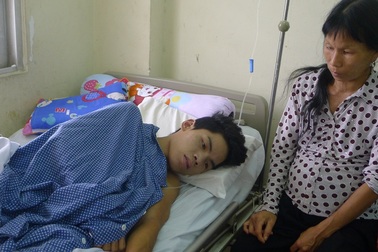 Đi làm thuê lấy tiền chữa bệnh cho mẹ, cậu bé dân tộc Dao bị tường đè dập phổi