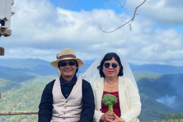 Điều cảm động sau bộ ảnh cưới đặc biệt của cặp đôi U70 ở Đà Lạt