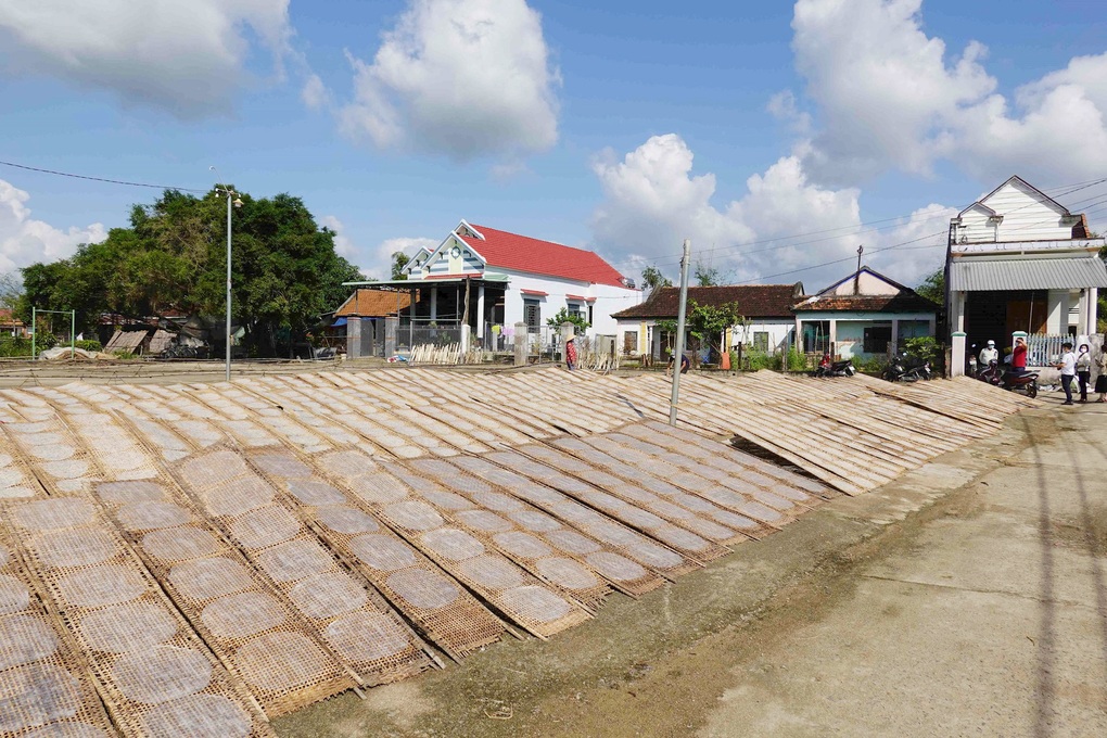 Độc đáo đặc sản bánh tráng trăm năm ở Bình Định - 2 Độc đáo đặc sản bánh tráng trăm năm ở Bình Định - 2