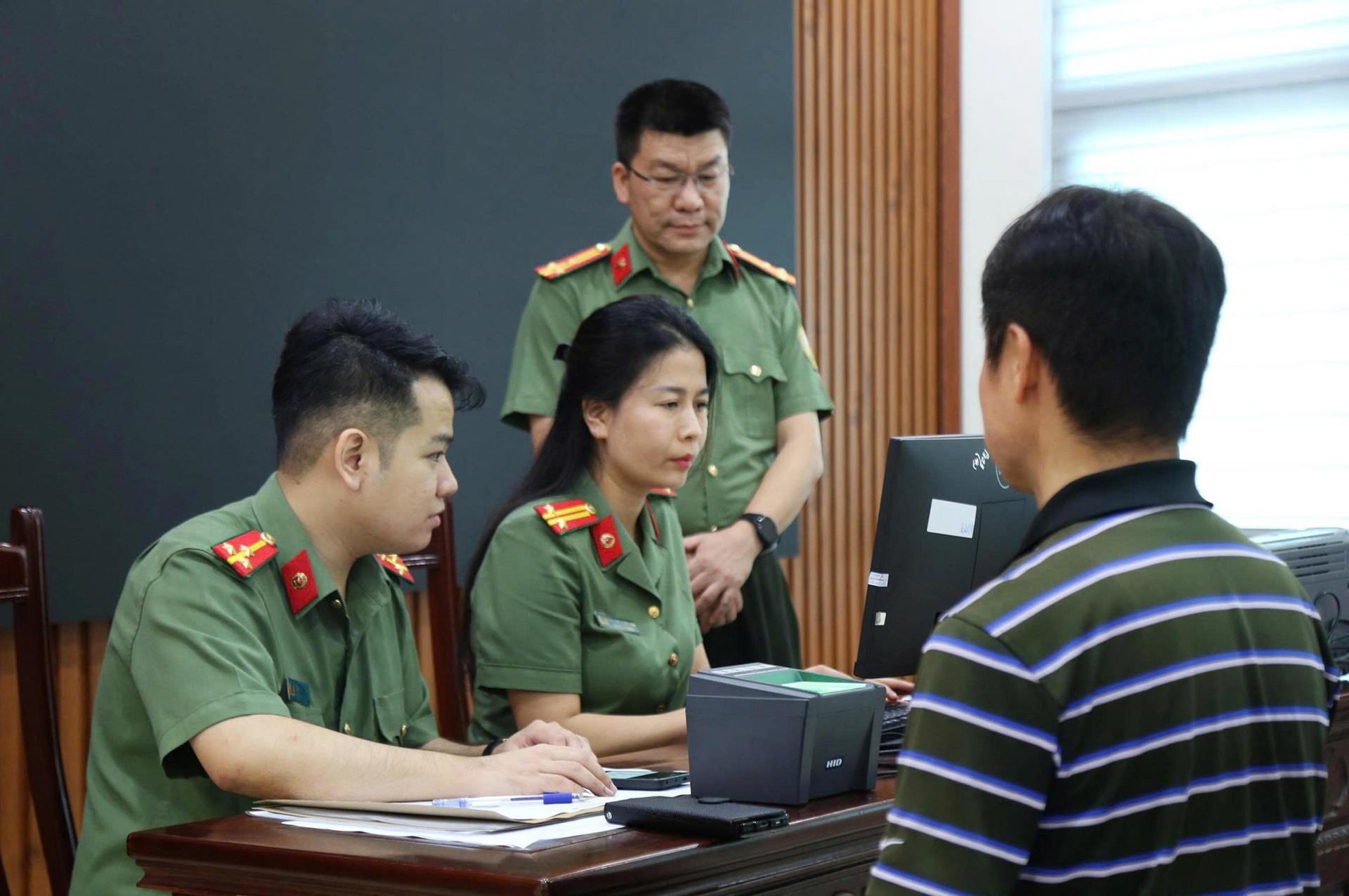Cặp vợ chồng nước ngoài vượt gần 100km đi làm định danh điện tử - 1 Cặp vợ chồng nước ngoài vượt gần 100km đi làm định danh điện tử - 1