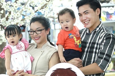 Cặp song sinh nhà Sao Mai Phương Anh đáng yêu bên cha mẹ