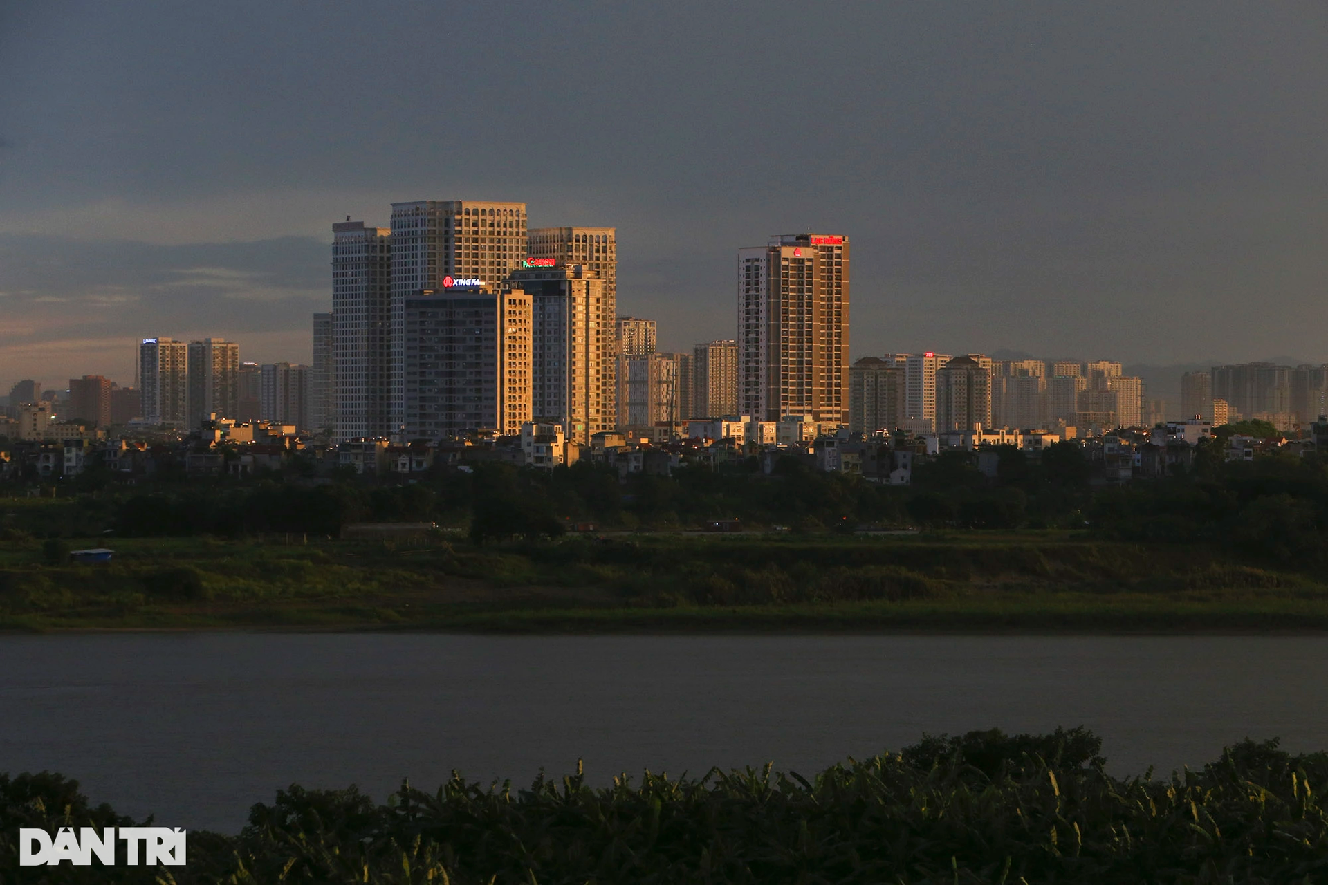Ngắm những buổi hoàng hôn rực rỡ trên sông Hồng - 4 Ngắm những buổi hoàng hôn rực rỡ trên sông Hồng - 4