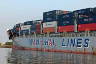 Sà lan va chạm tàu hàng ở TPHCM, 9 thùng container rơi xuống sông