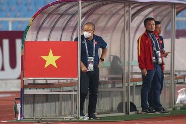 Hài hước khoảnh khắc HLV Park Hang Seo "soi trộm" VAR