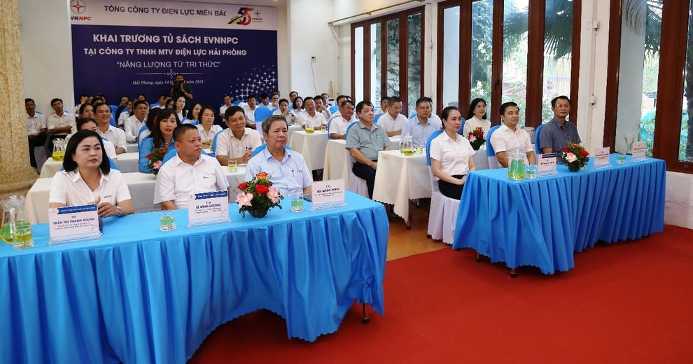 Khai trương tủ sách EVNNPC Năng lượng từ tri thức - 3 Khai trương tủ sách EVNNPC Năng lượng từ tri thức - 3