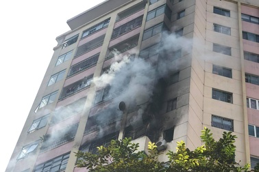 Giải cứu kịp thời cư dân kẹt trong đám cháy ở Làng quốc tế Thăng Long