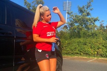 Mỹ nhân Madelene Wright ăn mừng quá khích khi Chelsea đánh bại Tottenham