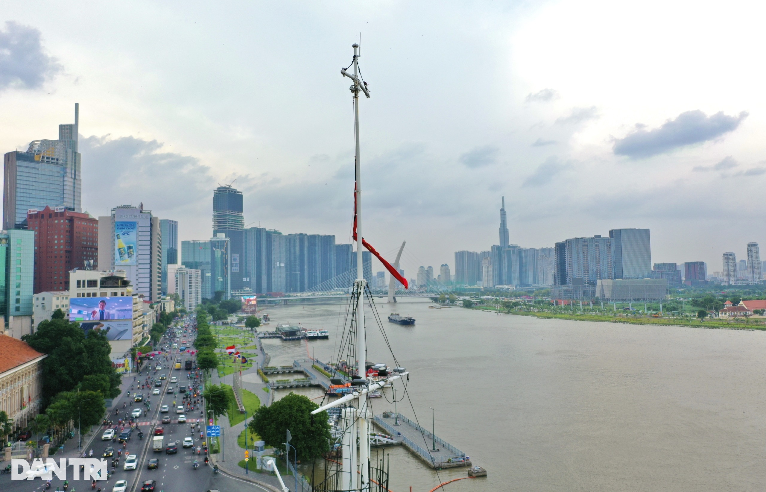 Đường phố TPHCM treo cờ rủ tưởng nhớ Tổng Bí thư Nguyễn Phú Trọng - 1 Đường phố TPHCM treo cờ rủ tưởng nhớ Tổng Bí thư Nguyễn Phú Trọng - 1