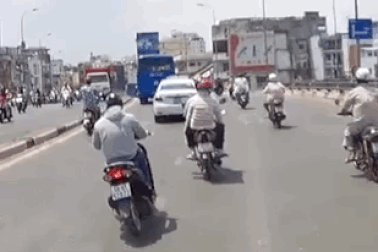 "Tổ lái" thể hiện tốc độ, phanh gấp và đâm sầm vào người khác