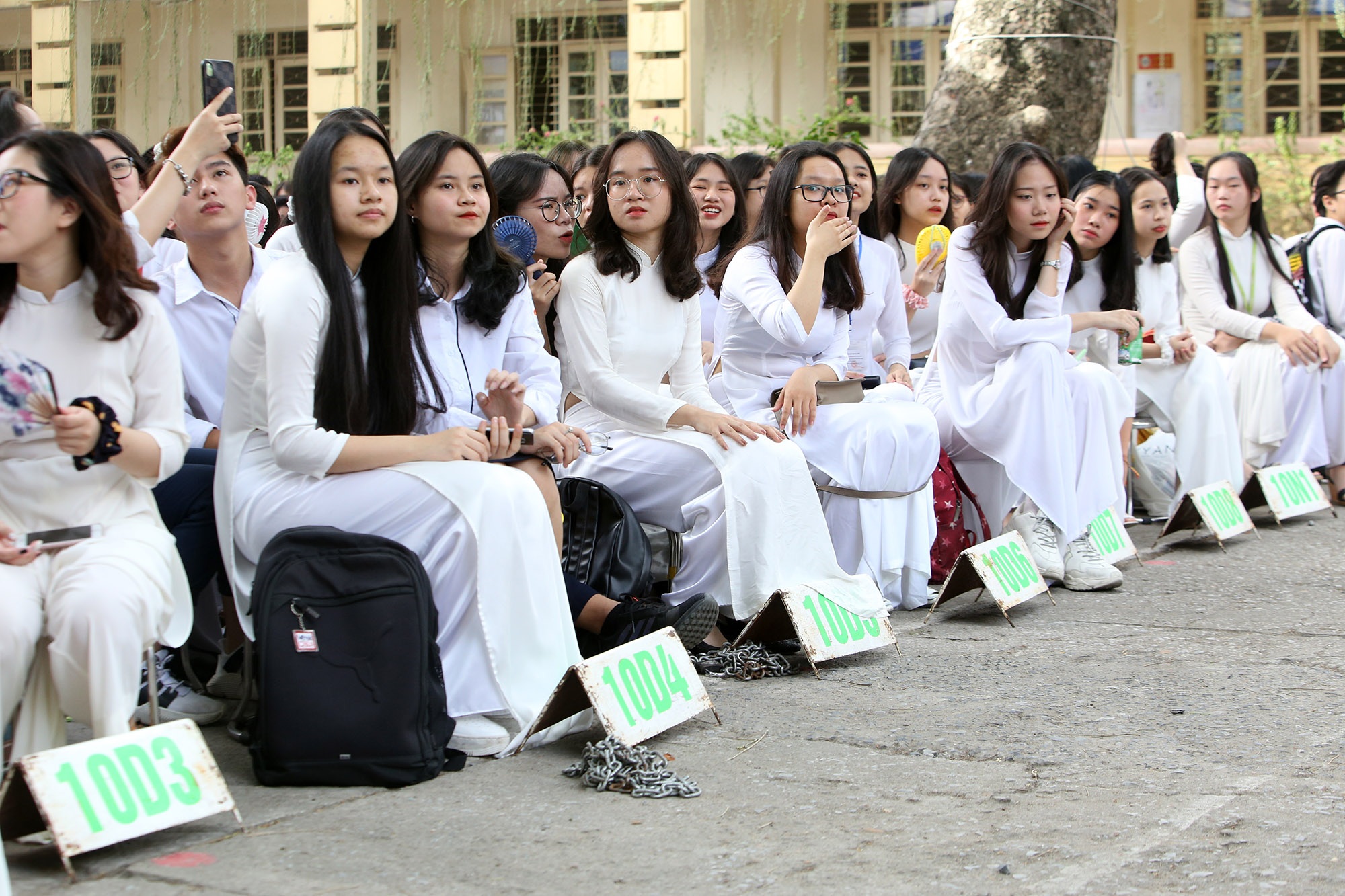 Nữ sinh phố cổ khóc nức nở trong phút chia tay tuổi học trò - 1 Nữ sinh phố cổ khóc nức nở trong phút chia tay tuổi học trò - 1