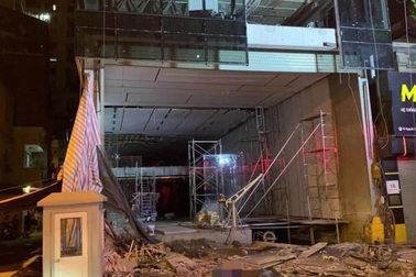 Hiện trường vụ sập giàn giáo trên phố Hà Nội, 4 người thương vong